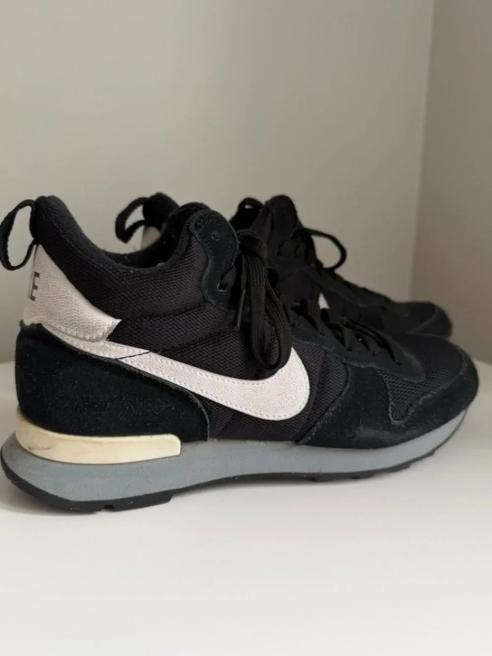 Nike Internationalist Mid Sneakers Black White Gray Women's Size 6.5